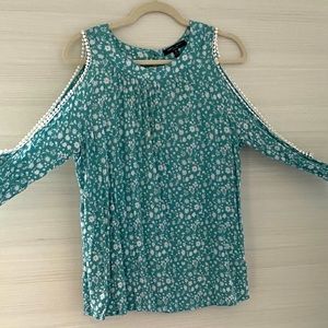 Romeo + Juliet Couture Cold Shoulder Shirt